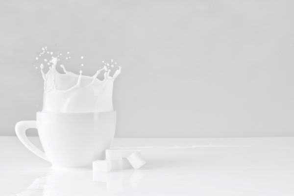 在擠牛奶時(shí)一般會(huì)對(duì)牛的乳房進(jìn)行消殺，殺菌劑中會(huì)添加丙二醇起到溶解的作用